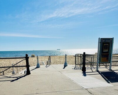 Boardwalk Oceanfront Condo | Pool + Dining