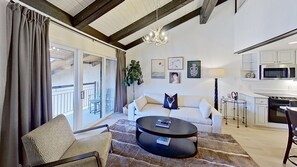 TV, fireplace, stereo