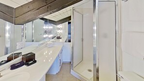 Dusche, Haartrockner, HandtĂŒcher