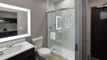 Bañera con ducha, cabezal de ducha tipo lluvia, toallas, jabón