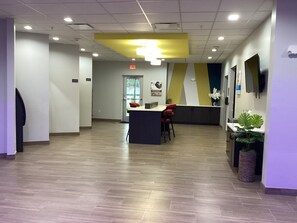 Lobby sitting area - Studio 6 Dallas, TX – Fair Park (Dallas)