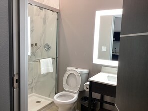 Combined shower/tub, rainfall showerhead, towels, soap - Studio 6 Dallas, TX – Fair Park (Dallas)