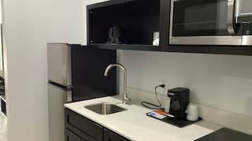 Minikjøleskap, mikrobølgeovn, kokeplater og kaffetrakter/tekoker