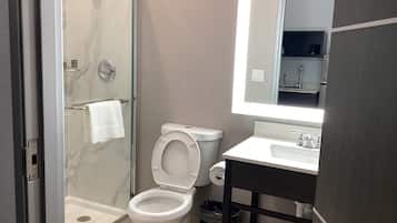 Ensemble douche/baignoire, douche à « effet pluie », serviettes fournies