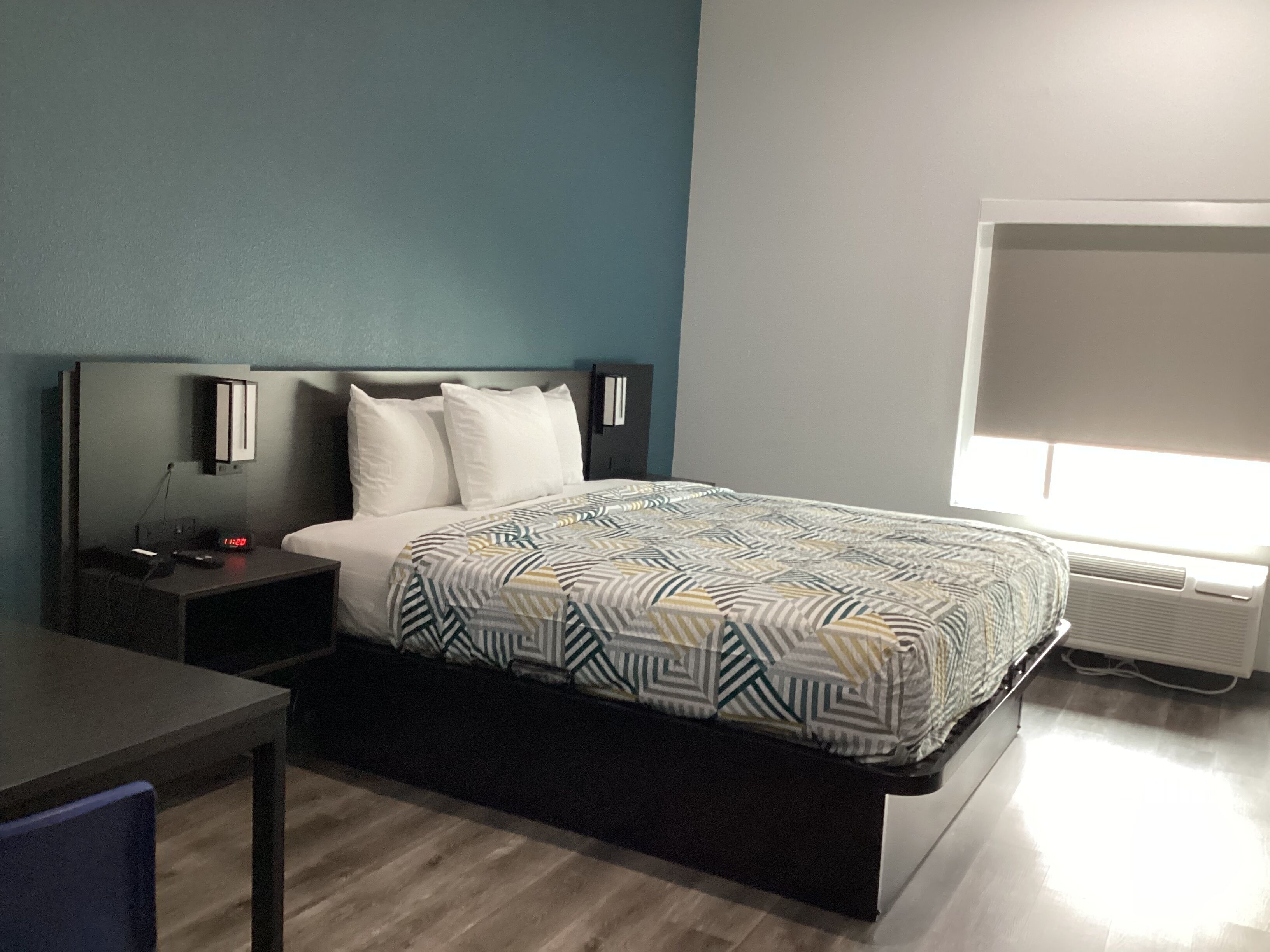 Ropa de cama de alta calidad, colchones con pillow-top y escritorio 