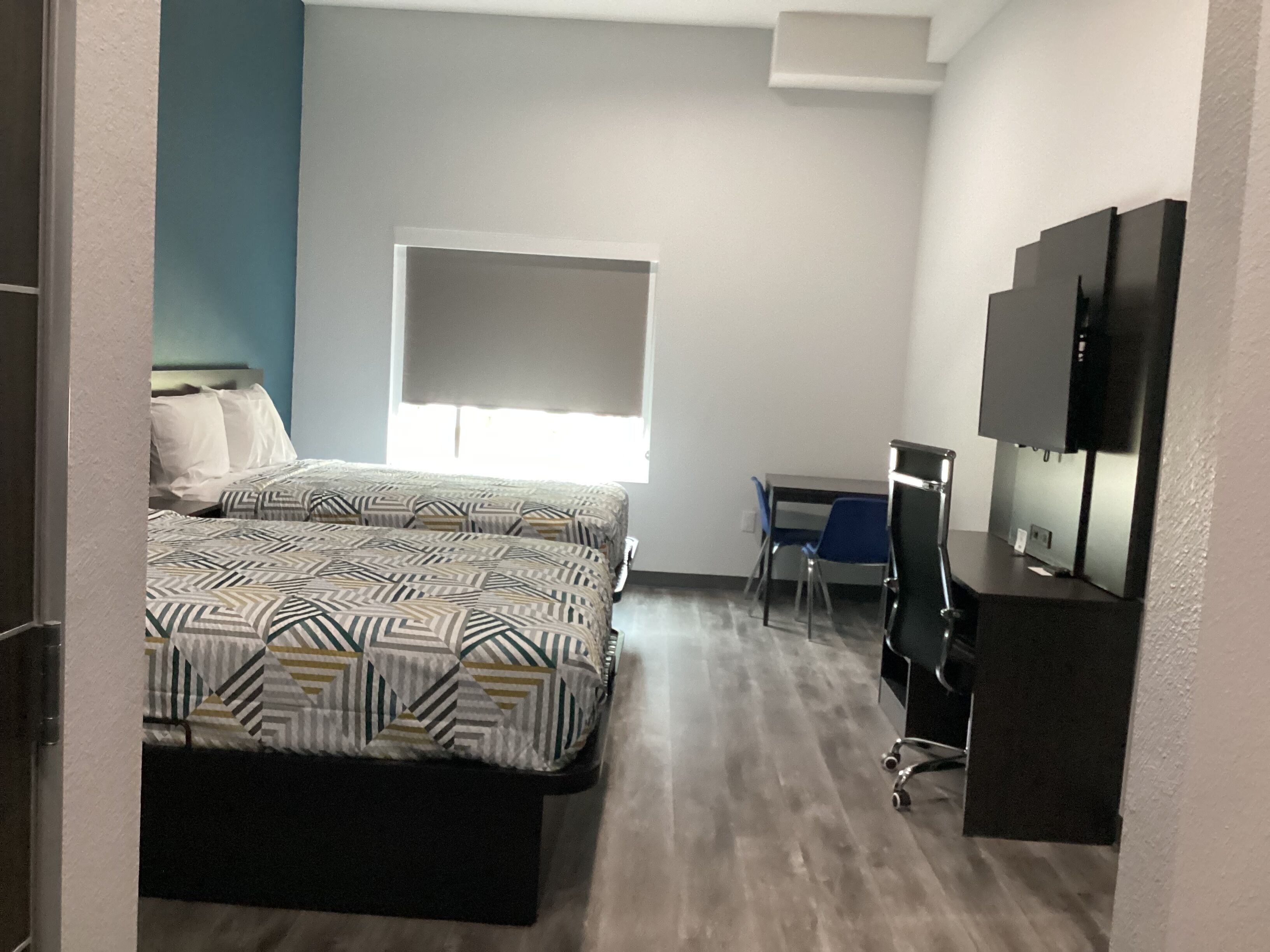 Ropa de cama de alta calidad, colchones con pillow-top y escritorio 