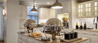 Executive King 1BR Suite w/Breakfast, Pool & Gym