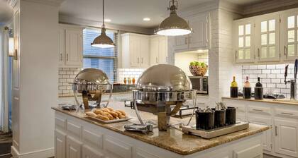 Executive King 1BR Suite w/Breakfast, Pool & Gym