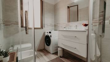 Dusche, Haartrockner, Bidet, Handtücher