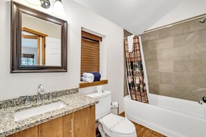 Haartrockner, Handtücher, Seife, Toilettenpapier