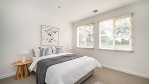 3 bedrooms, iron/ironing board, travel crib, free WiFi - Simply Hampton by Property Mums (Hampton)