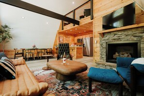Smart TV, fireplace, video games, books - Moonshine Modern! Pool, Luxury Design, Hot Tub, Fishing! (Sevierville)