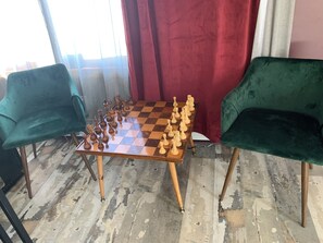 Game room - Charming Red Tower, Loft  ambiance, Mountain views, AC, WiFi, Berkshires NY (Petersburgh)