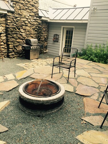 Charming Red Tower, Loft  ambiance, Mountain views, AC, WiFi, Berkshires NY