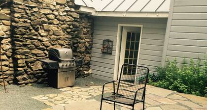 Charming Red Tower, Loft ambiance, Mountain views, AC, WiFi, Berkshires NY