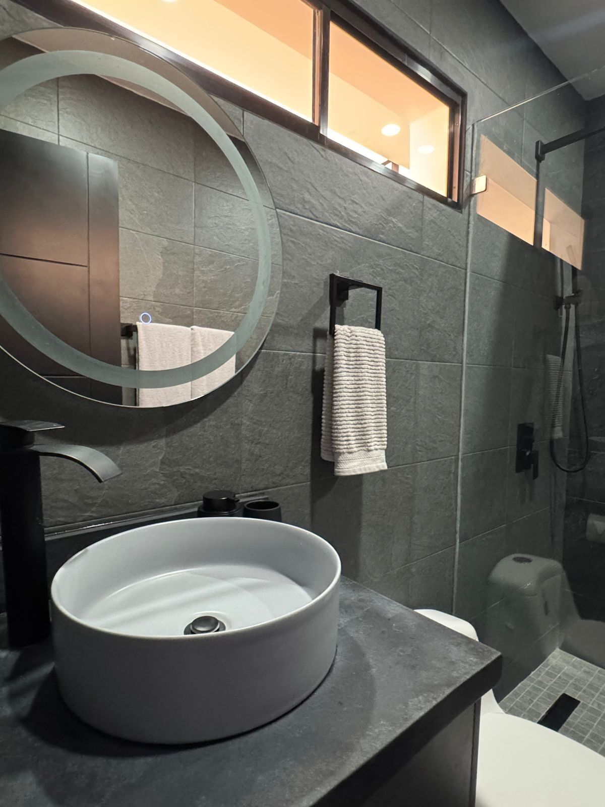 Douche, serviettes fournies, savon, papier toilette