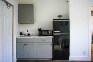Geladeira, micro-ondas, cooktop, cafeteira/chaleira