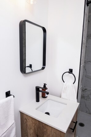 Suite familiar | Baño | Regadera, secadora de cabello, pantuflas, toallas