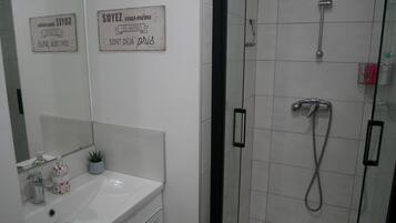 Douche, sèche-cheveux, serviettes fournies, savon