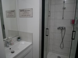 Ducha, secador de pelo, toallas y jabón