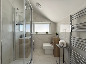 Douche, séchoir à cheveux, serviettes fournies, papier de toilette