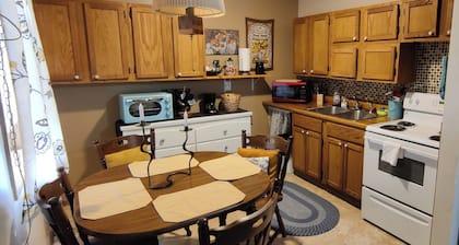 Button's Apartment-Cozy vintage-style 2-bedroom place in historic Batesville