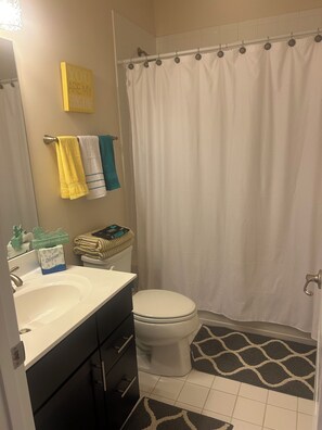 Een haardroger, handdoeken, toiletpapier