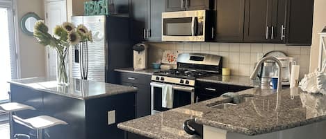 Refrigerador, microondas, horno, placa de cocina
