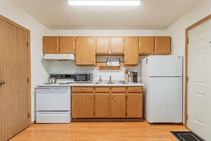 Fridge, microwave, oven, stovetop - 10 min to Sanford I Smart TV I Queen I Free Prking (Fargo)