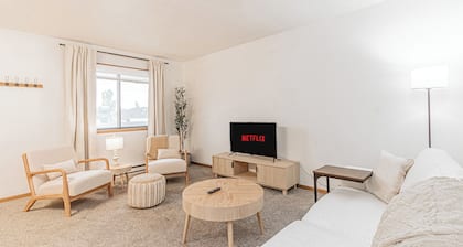 10 min to Sanford I Smart TV I Queen I Free Prking