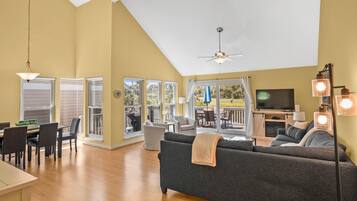 Talo, useita sänkyjä, patio, näköala golfkentälle (15 Fairway Club) | Oleskelualue | 42–tuumainen taulutelevisio, jossa digitaalikanavat