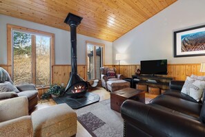 Smart-TV, Kamin, Bücher