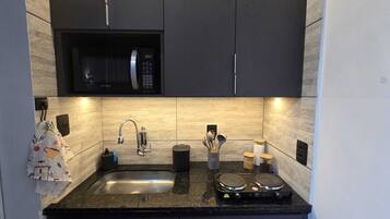 Refrigerador, microondas, cafetera y tetera y utensilios de cocina