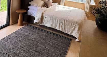 Charming one bedroom cottage.