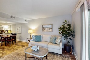 TV - Spacious condo with patio, pool, walking distance to beach - near Coligny (Hilton Head)