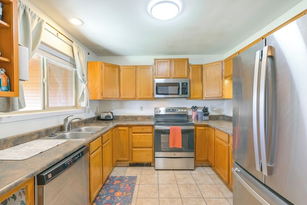 Fridge, microwave, stovetop, dishwasher