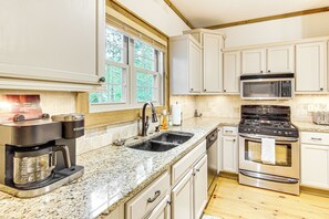 Réfrigérateur, micro-ondes, plaque de cuisson, lave-vaisselle