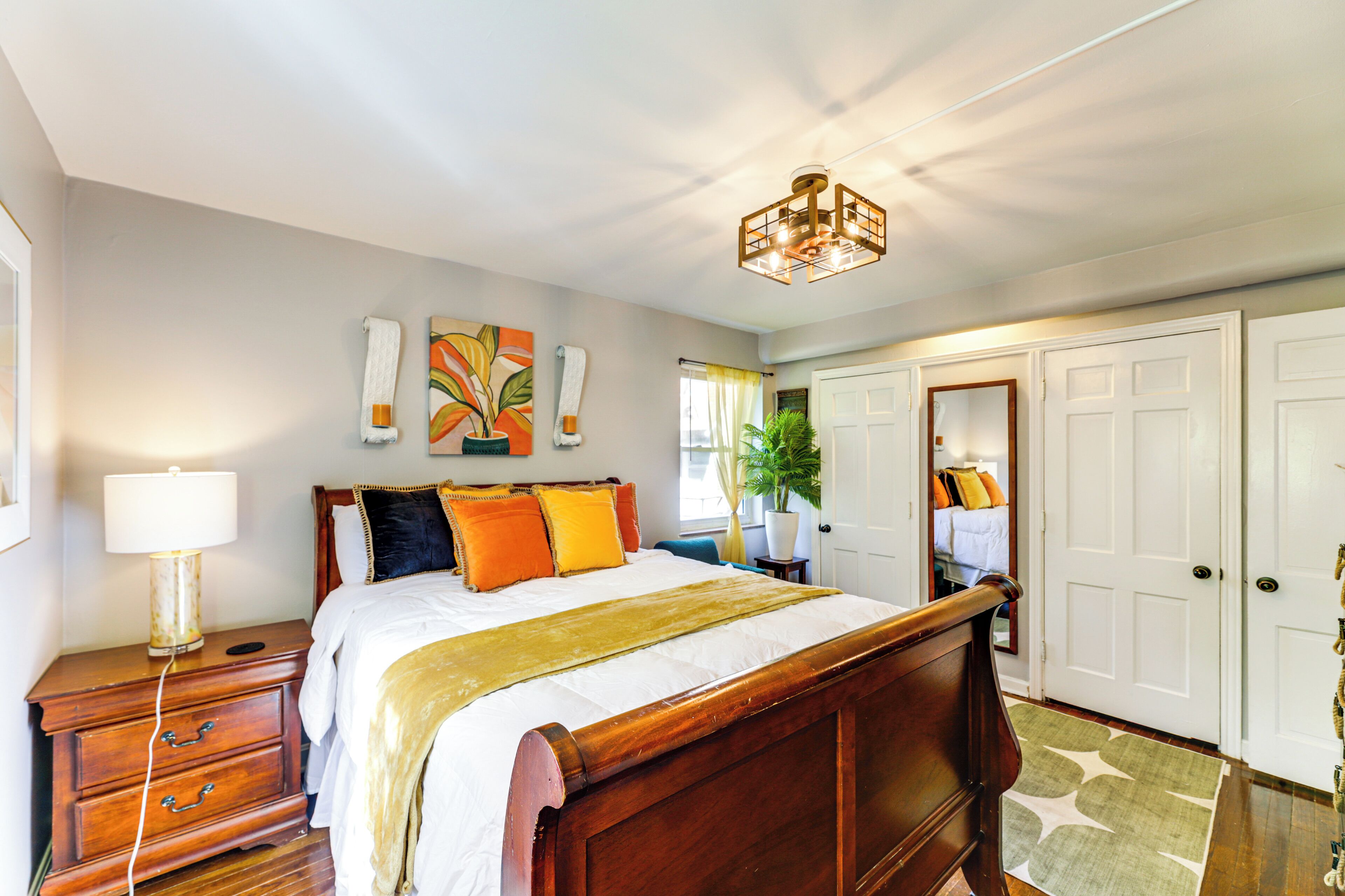 2 bedrooms, desk, iron/ironing board, internet