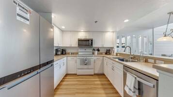 Réfrigérateur, micro-ondes, plaque de cuisson, lave-vaisselle