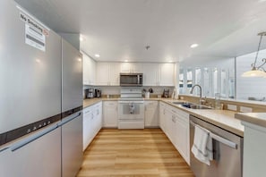 Réfrigérateur, four à micro-ondes, surface de cuisson, lave-vaisselle