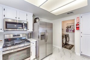 Frigorífico, microondas, placa de cocina y lavavajillas