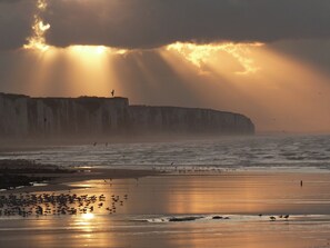 A beach with cliffs, birds, and sunlight. - Beautiful nature gite, chalet atmosphere, with large garden, Arrest, Baie de Somme, (Arrest)