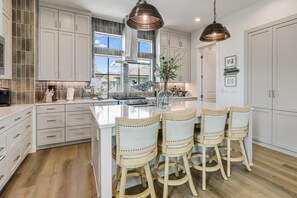 Kylskåp, mikrovågsugn, ugn och spishäll