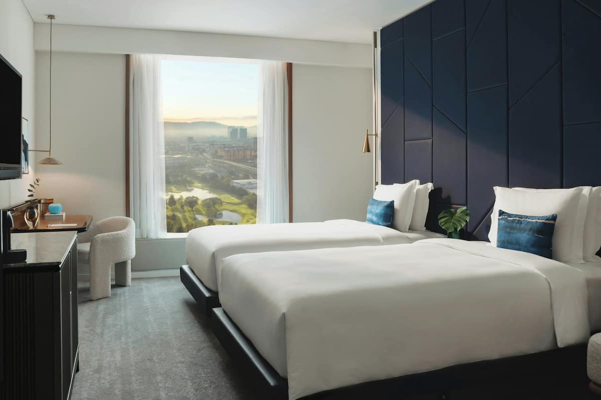 Roupas de cama premium, cofres nos quartos, escrivaninha