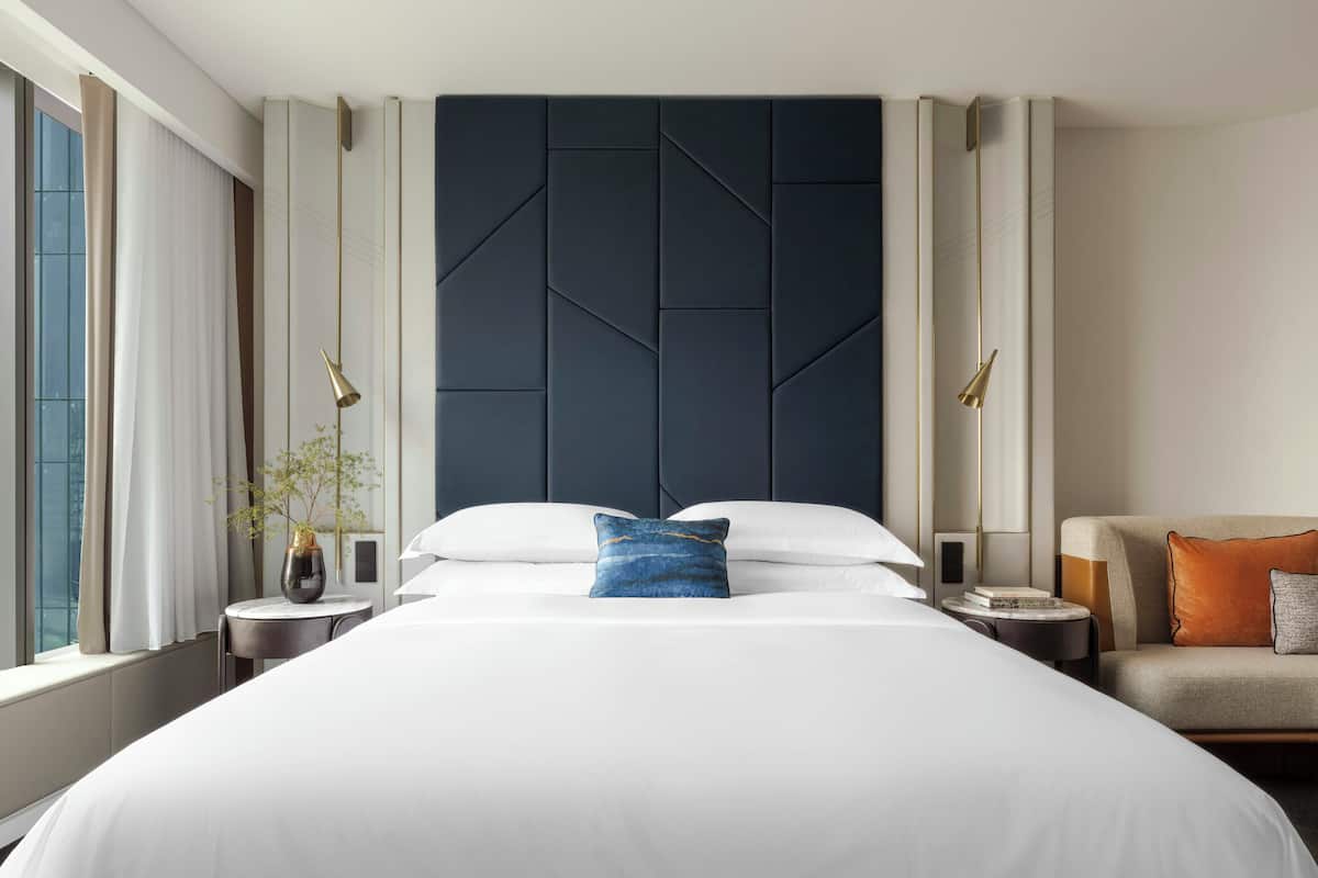 Roupas de cama premium, cofres nos quartos, escrivaninha