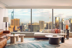 Presidential-sviitti | Ylelliset vuodevaatteet, tallelokero huoneessa, työpöytä