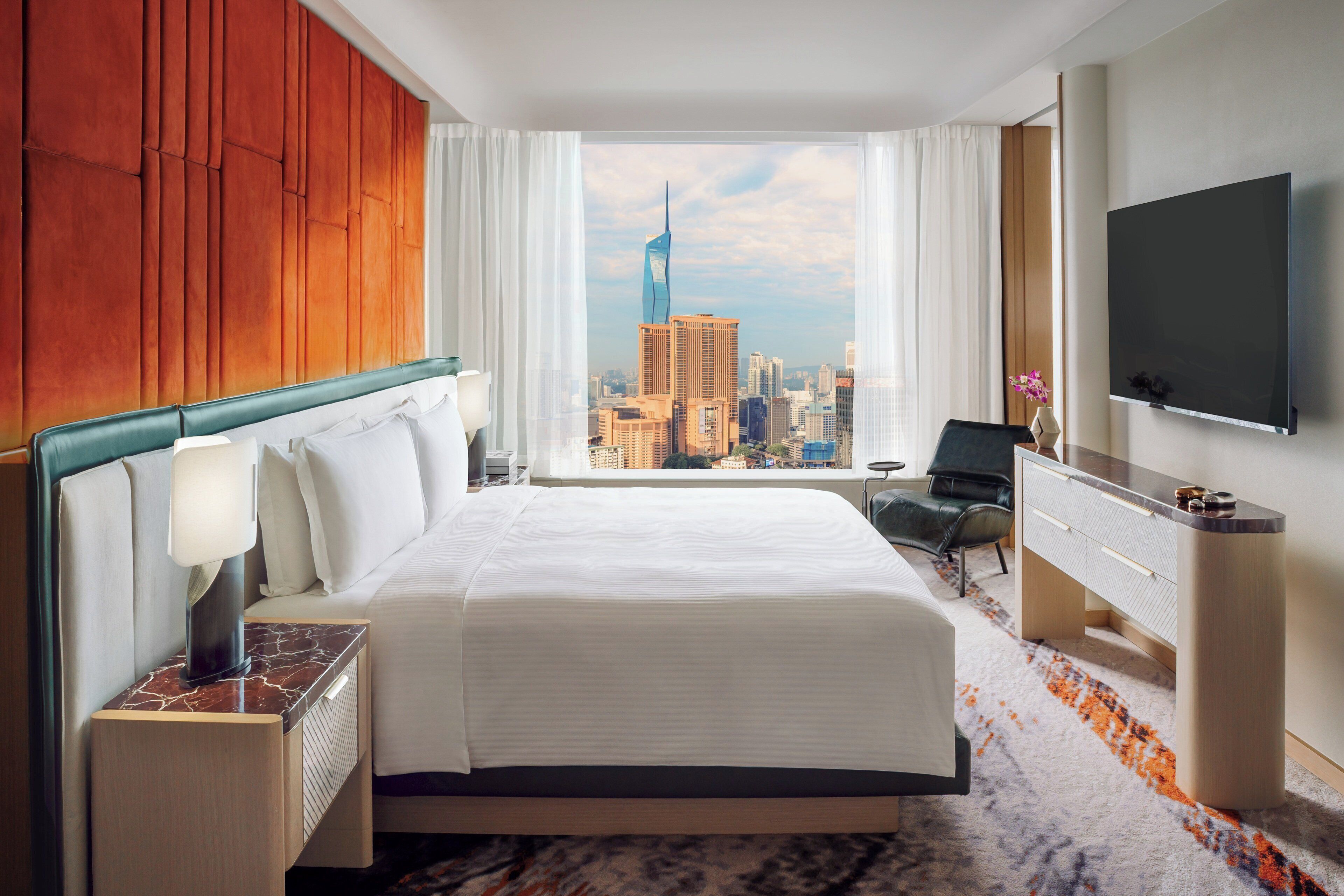 Ropa de cama de alta calidad y caja de seguridad en la habitación 