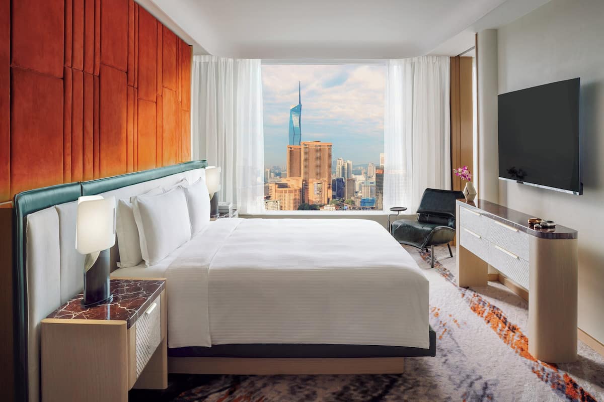 Presidential-sviitti | Ylelliset vuodevaatteet, tallelokero huoneessa, työpöytä