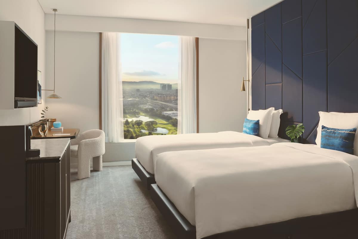 ห้องพรีเมียม, เตียงเดี่ยว 2 เตียง, วิวสนามกอล์ฟ (High Floor) | เครื่องนอนระดับพรีเมียม, ตู้นิรภัยในห้องพัก, โต๊ะทำงาน