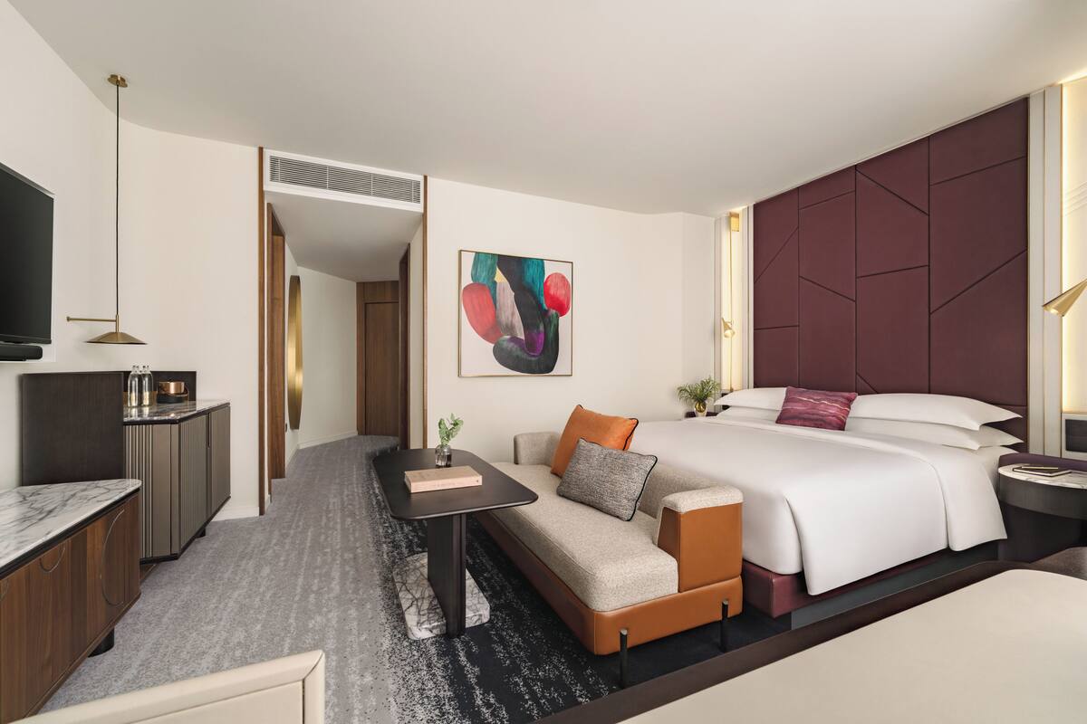 Studio, 1 King Bed, Golf View, Corner (High Floor) | Premium bedding, in-room safe, desk, laptop workspace